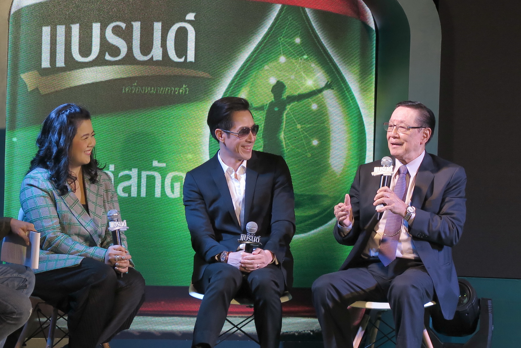เป็นครอบครัวแบรนด์ตัวจริงมาตั้งแต่รุ่นคุณพ่อ ศาสตราจารย์พิเศษ เจริญ วรรธนะสิน