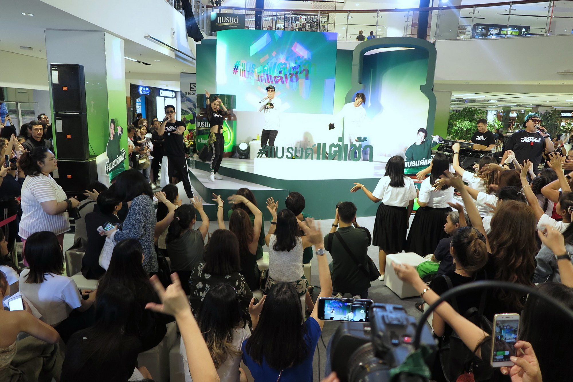 มินิคอนเสิร์ตจาก เจ และ เจ้านาย-1